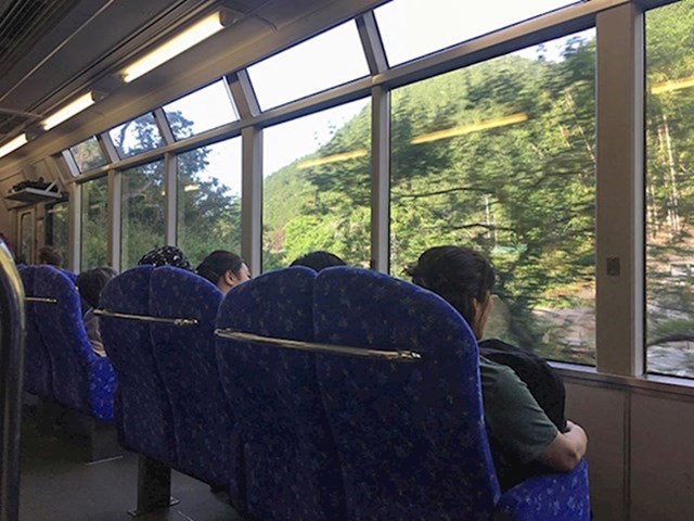 U Japanu su sjedala u vlaku okrenuta prema prozorima kako bi mogli uživati u pogledu