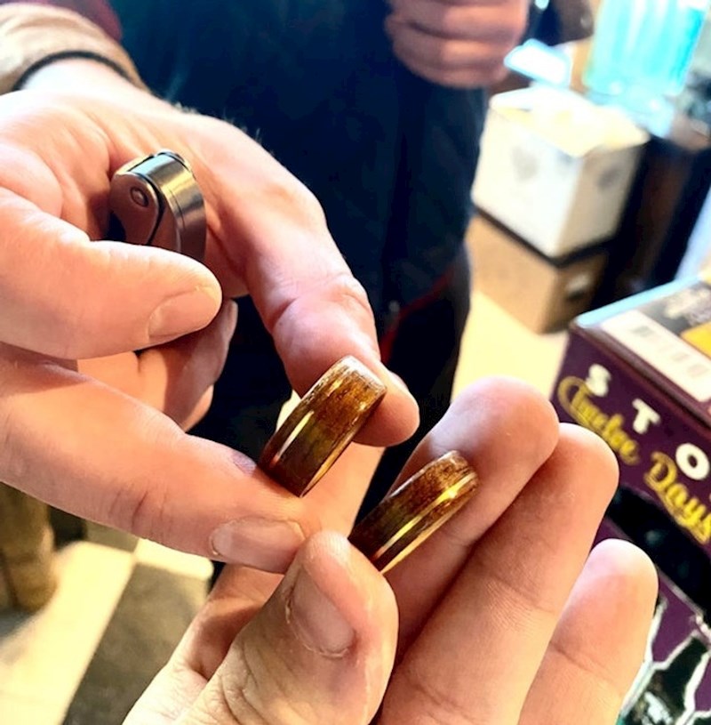 "Ovaj stranac i ja imamo vjenčano prstenje izrezano s palube istog broda."