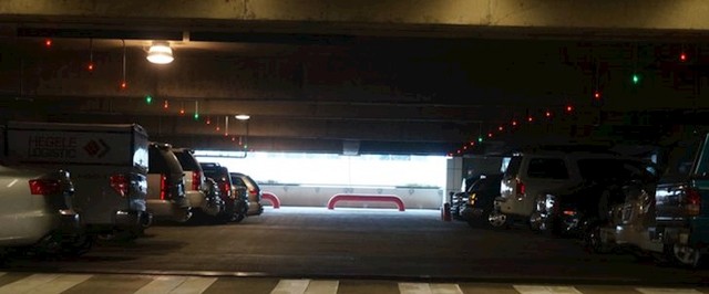 Garaža koja iznad parking mjesta ima crveno ili zeleno svjetlo, ovisno je li mjesto zauzeto ili slobodno