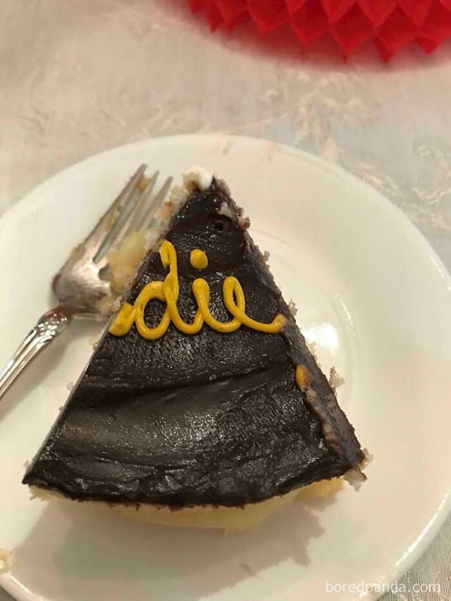 Baš ovaj komad torte je svekrva baš meni servirala (na njemu piše umri)