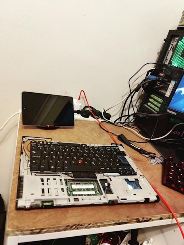 Pokušao je sam popraviti laptop