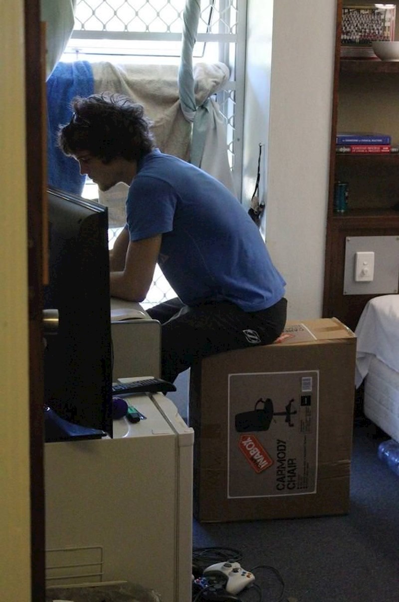 Kupio je stolicu i tehnički sjedi na njoj