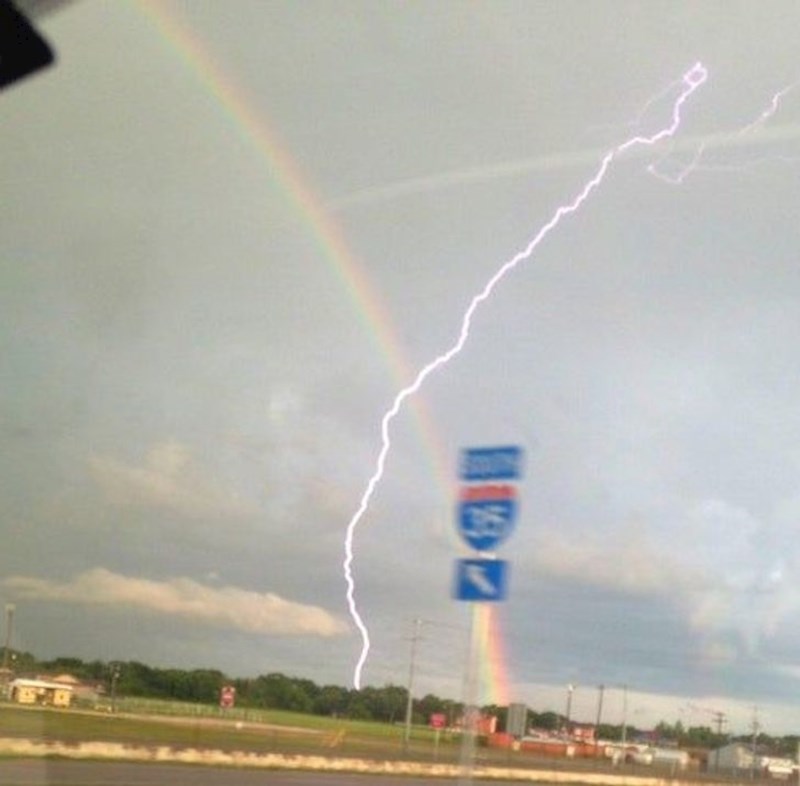 Duga i munja uhvaćene skupa