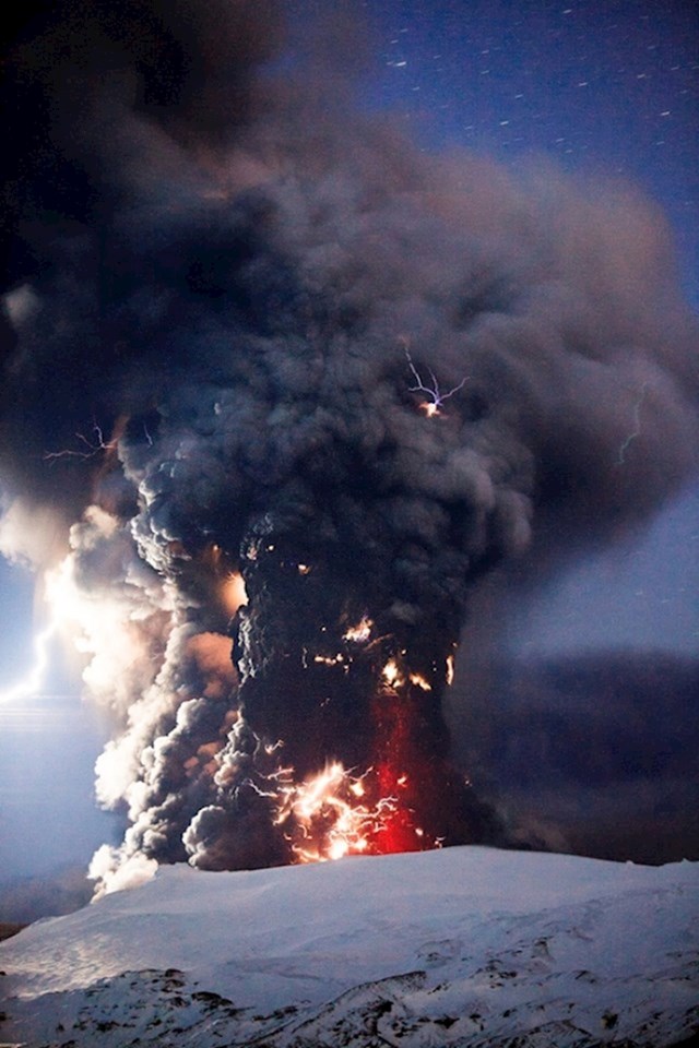 Erupcija vulkana popraćena munjama