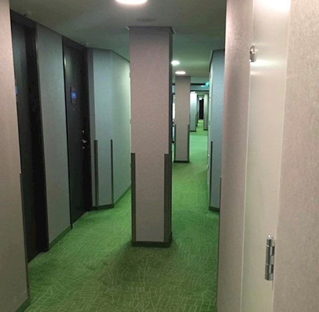 Ovaj hotelski hodnik ima stupove po sredini