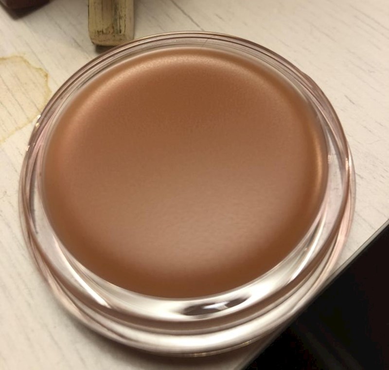 Novi, upravo otvoreni, netkanuti balzam za usne.