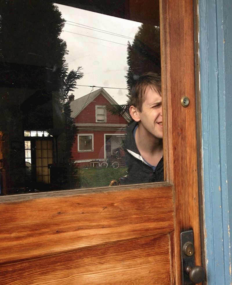 Špijunka na vratima s ogromnim staklom