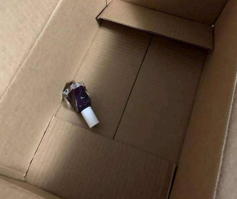 Naručila je lak za nokte, stigao je u ovoj kutiji