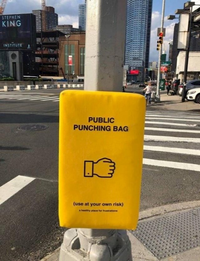 U New Yorku postoje javne vreće za udaranje kako biste se mogli osloboditi stresa na ulici