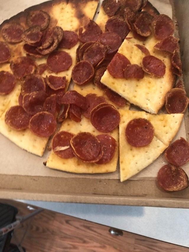 Ovo je moja pizza, bez sira, bez umaka, kakav sam baksuz
