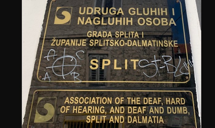 Ploča Udruge gluhih i nagluhih iz Splita izazvala je brojne polemike, kužite li gdje je problem?