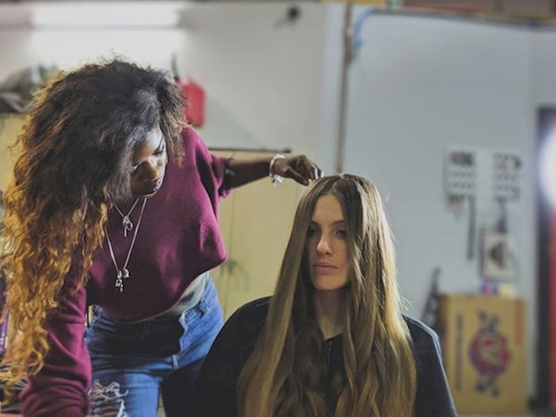 Kovrčava kosa mora biti potpuno suha za šišanje