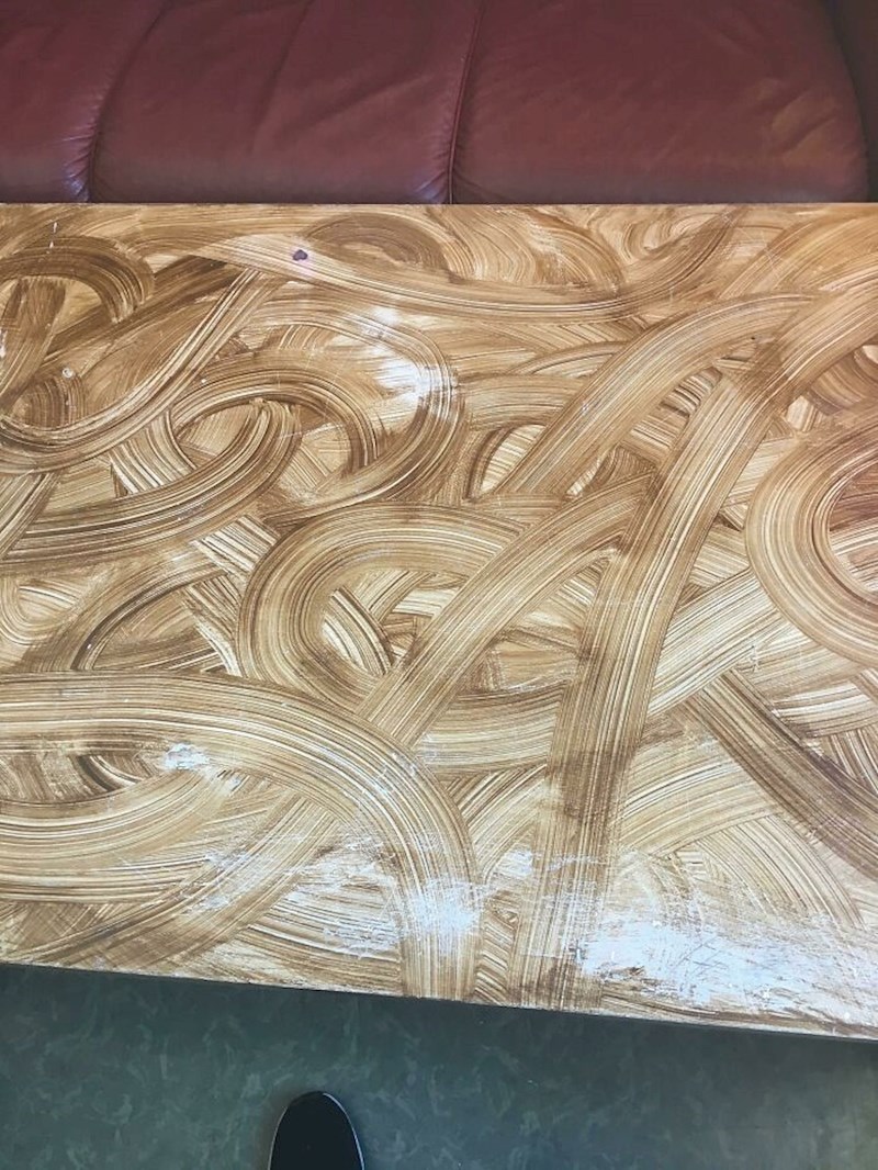 Stol koji odaje dojam da je netko izmet mazao po njemu