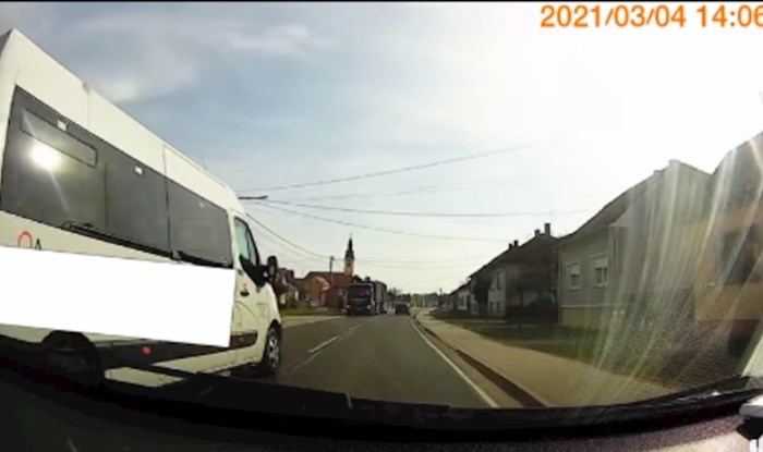 Jeziva snimka iz Čakovca: Pogledajte što je napravio vozač kombija koji prevozi djecu, svi su u šoku