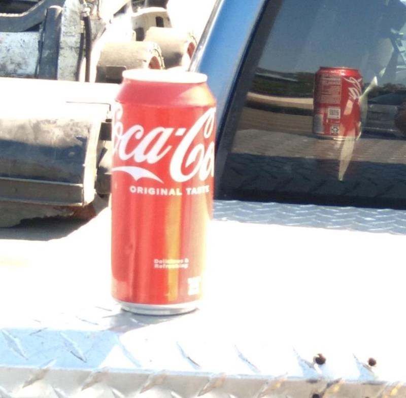 Ovaj odsjaj cole na vjetrobranu izgleda kao da se radi o limenci poputno različitih dimenzija