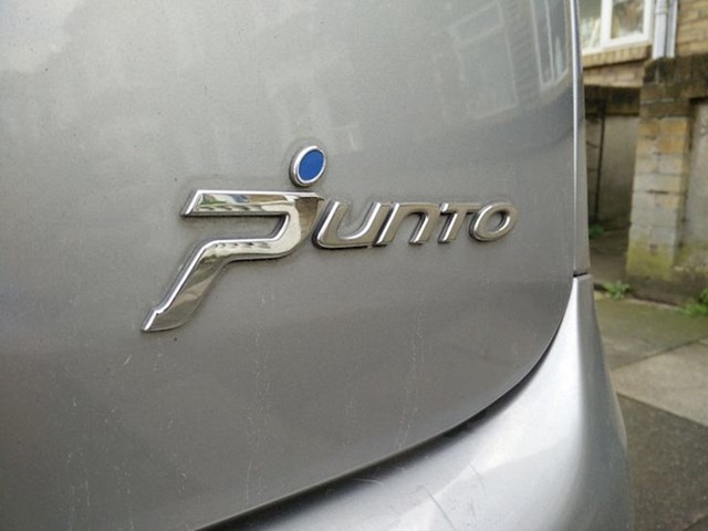 Slovo P u ovom znaku Fiat Punto podsjeća na osobu u vožnji.