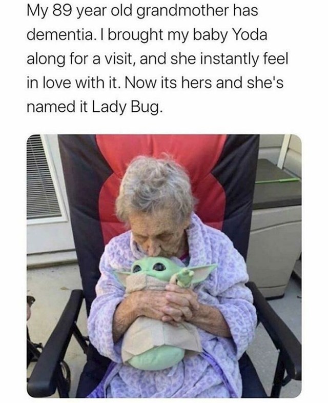 Moja baka pati od demencije, donio sam joj plišaneog Yodu i zaljubila se u njega i sad je njen