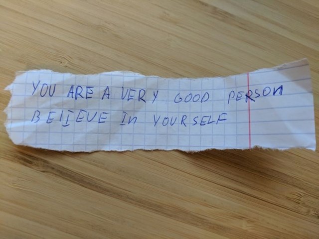 Ova predivnu poruku je netko ubacio mom sinu u kapuljaču u podzemnoj ("Ti si jako dobra osoba, vjeruj u sebe")