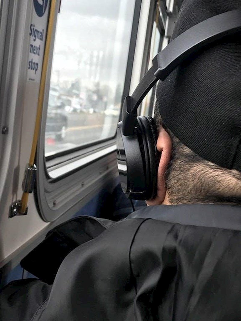 Vozim se vlakom i tipu ispred mene su slušalice prikliještile uho. Nije ga briga