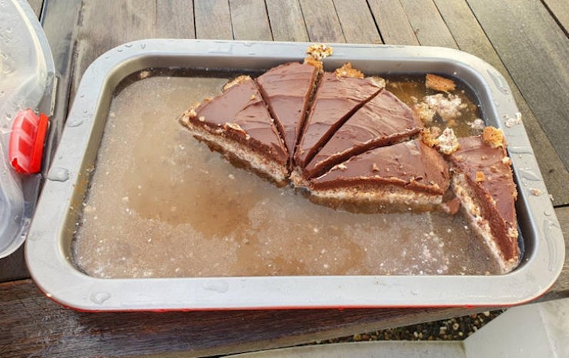 Pisalo je da je kutija hermetički zatvorena i ostavio ju je na kiši