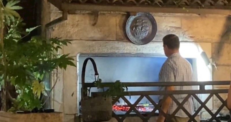 Roštilj majstor oduševio ekipu pomoćnim alatom za održavanje vatre, pogledajte video