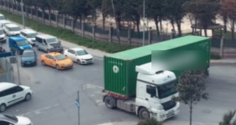 Kamion je u Istanbulu blokirao cestu, fotka je odmah postala viralna. Pogađate zašto?