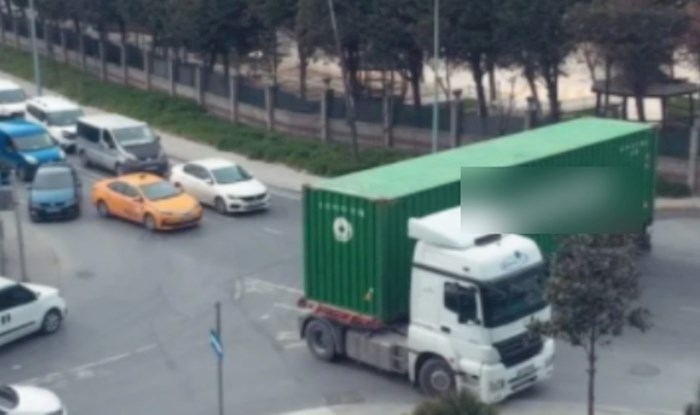 Kamion je u Istanbulu blokirao cestu, fotka je odmah postala viralna. Pogađate zašto?