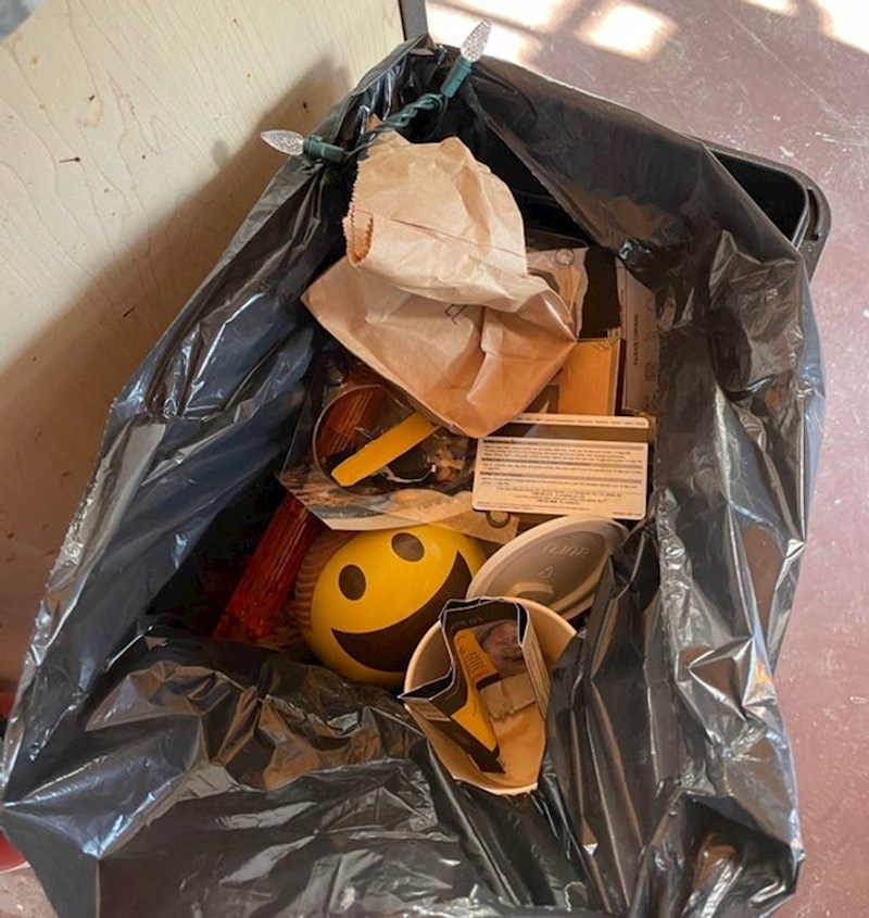 Nakon rastave mama mi je došla pomoći pokupiti moje stvari, izgleda da je ovo moj život sumiran u jednu vrećicu