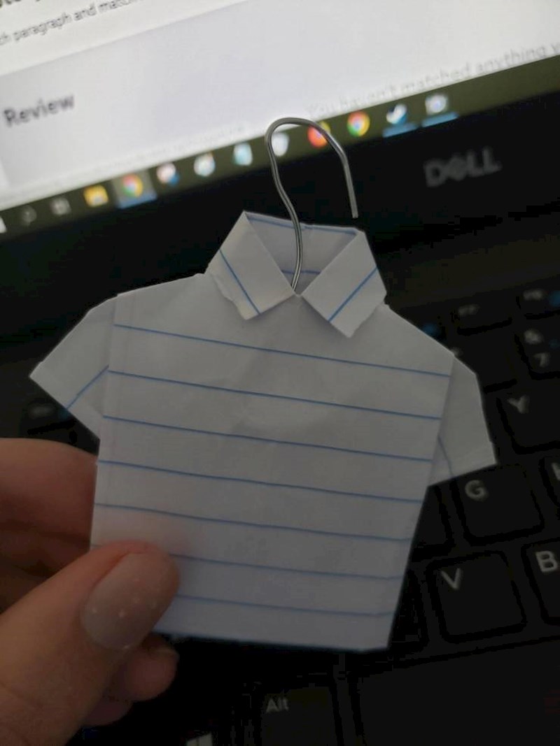 Origami polo majica sa spajalicom umjesto vješalice