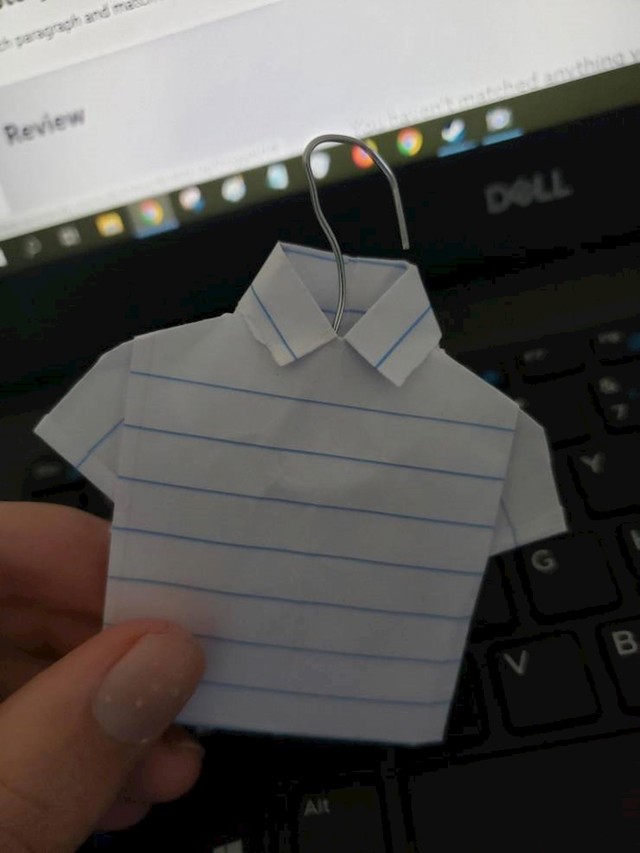 Origami polo majica sa spajalicom umjesto vješalice