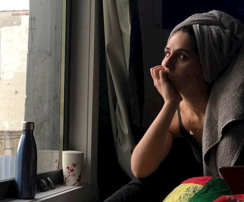 Djevojka sa sivim ručnikom