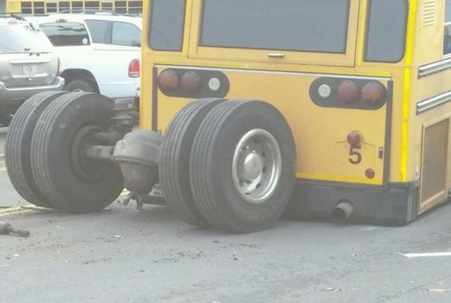 Školski autobus 5 minuta nakon što su krenuli