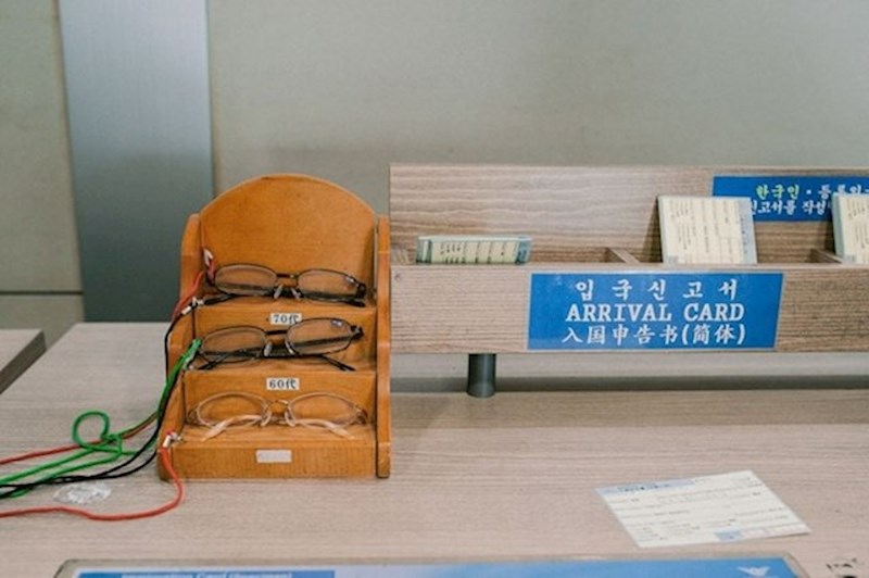 Kad trebaš potpisati dokumente, čekaju te naočale raznih dioptrija