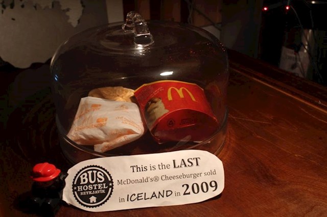 Na Islandu nema McDonaldsa. Posljednji je zatvoren 2009. Ovo je posljednji cheeseburger koji se tamo prodavao.