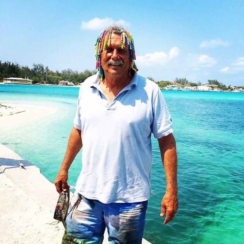 Moj tata je zaključio da izgleda pomalo dosadno otkako je u mirovinu pa si je dodao ove visuljke