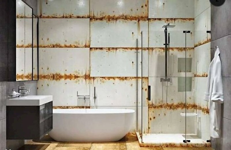Pločice u novoj kupaoni koje izgledaju kao da je hrđa