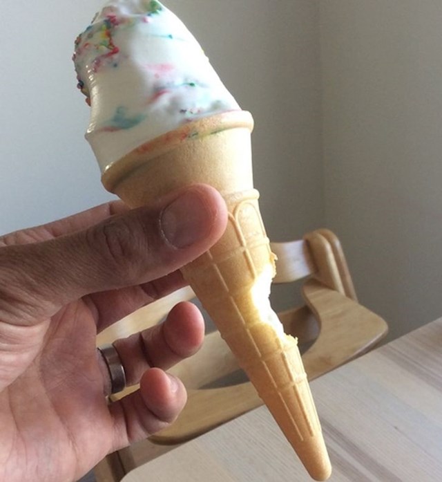 Ovako moj sin jede sladoled