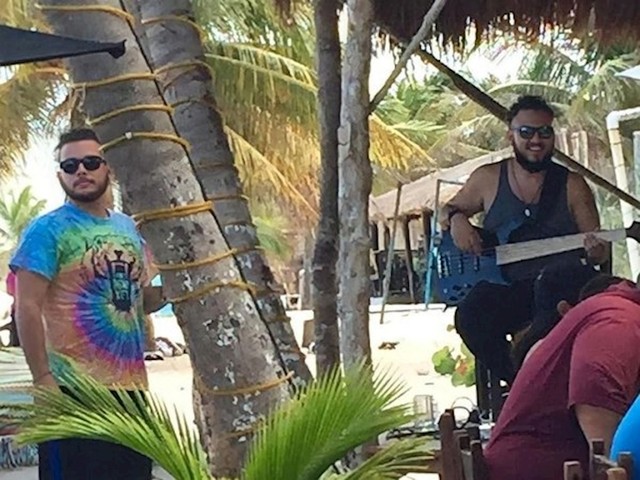 Moj brat i njegov dvojnik koji svira bas gitaru na plaži u Mexicuq