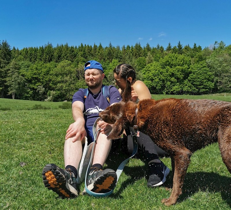 Ovo je trebala biti lijepa fotka s naši psom, ali on je bio mokar i imao druge planove