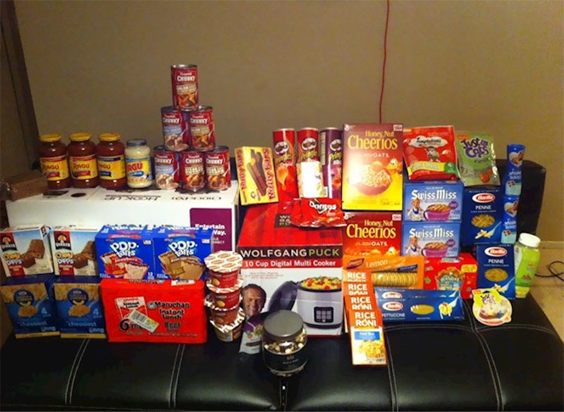 Ovu sliku poslao je tip koji je ispričao da se na božićno jutro probudio uz ovaj prizor nakon što je priznao bratu da ove godine neće moći donijeti velike božićne poklone jer jedva preživljava i prehranjuje se.