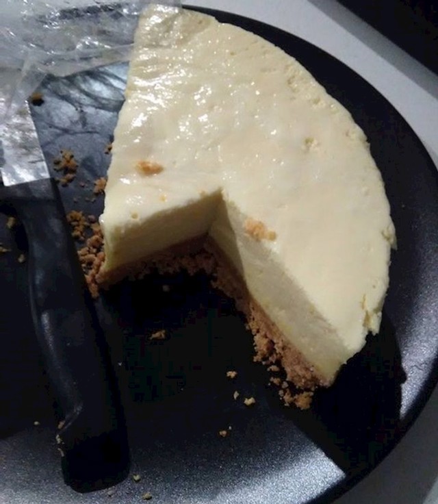 Osoba koja ovako jede cheesecake za mene ne postoji