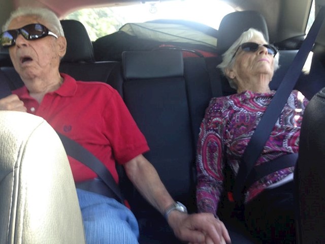 Moji baka i djed se uvijek drže za ruke dok spavaju