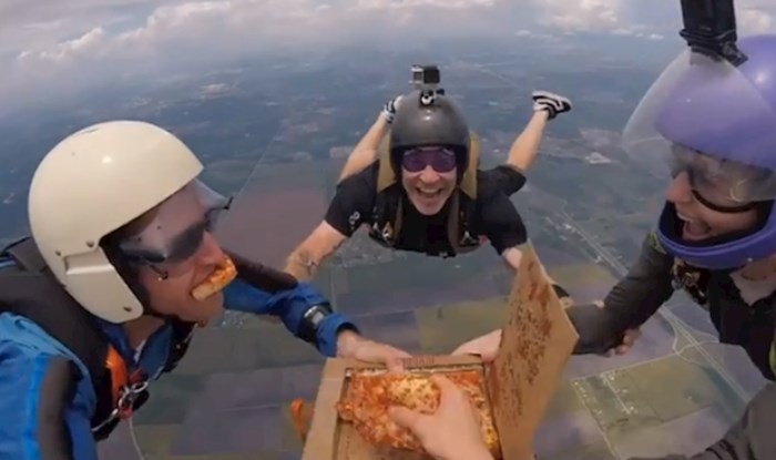 Ovi ljudi su odlučili skočiti iz aviona i u zraku pojesti pizzu. Video je prelud