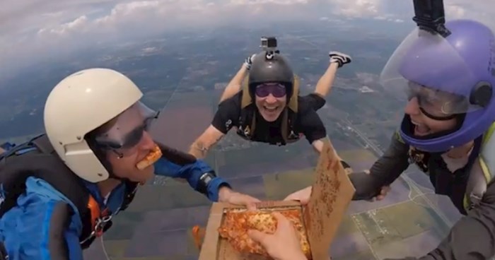 Ovi ljudi su odlučili skočiti iz aviona i u zraku pojesti pizzu. Video je prelud