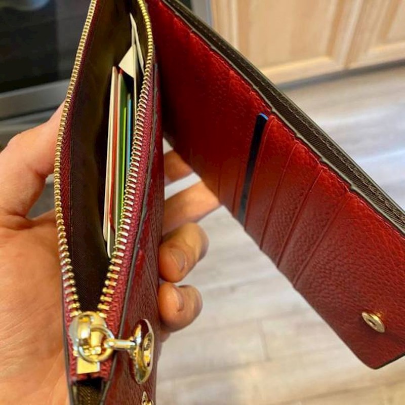 Moja žena kartice drži u pretincu za kovanice