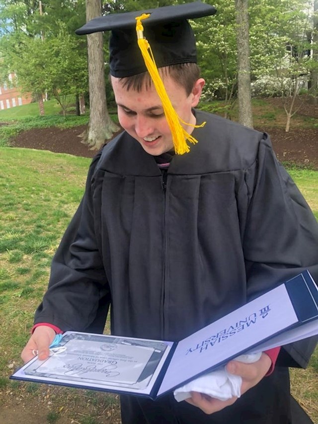 Rekli su mi da će zbog autizma završiti u ustanovi, danas je diplomirao