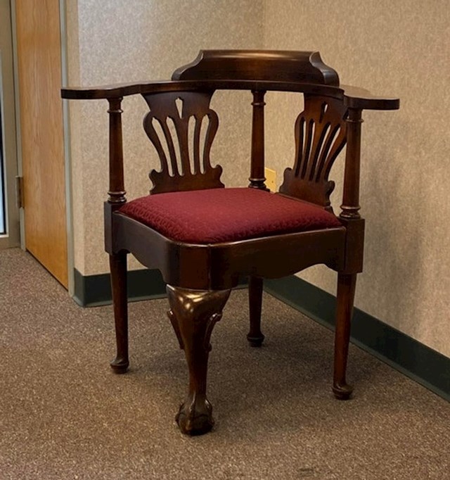 Ova stolica kod mog liječnika me svaki put zaintrigira