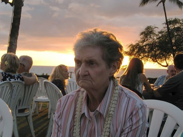 Moja baka prvi put na Havajima (ne čini se impresionirana)
