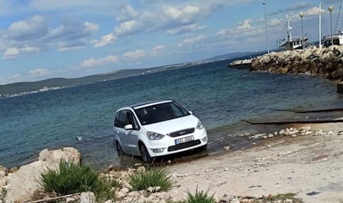 Mnogi se rugaju fotki ovog češkog auta u moru na Pašmanu, a zapravo je sasvim normalna