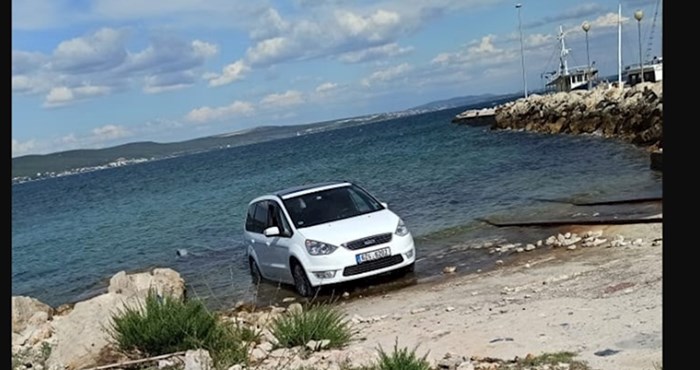 Mnogi se rugaju fotki ovog češkog auta u moru na Pašmanu, a zapravo je sasvim normalna